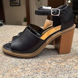 a.n.a Black Ankle-Strap Block Heel Sandals with Tan Stacked Heel. Size 9